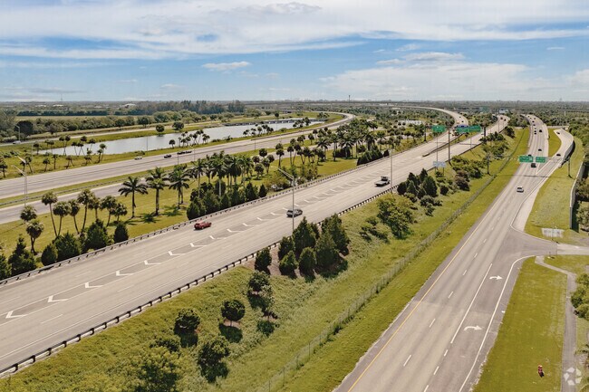 I 595 in the Country Isle neighborhood offers residents easy access to nearby areas.