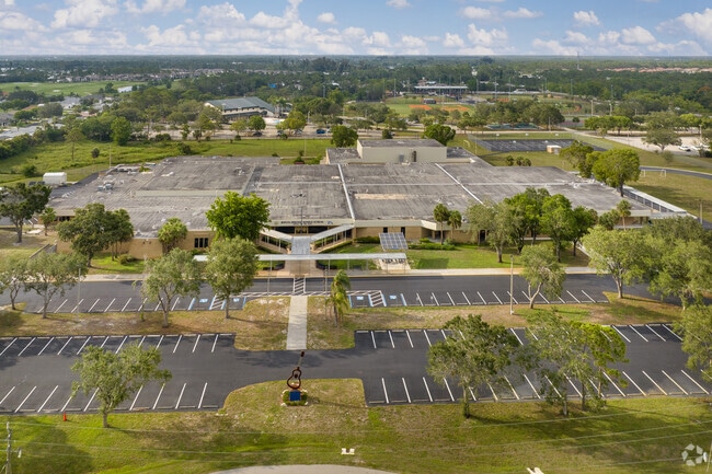 Bonita Springs Middle Center For The Arts has many arts programs for creative learning students.
