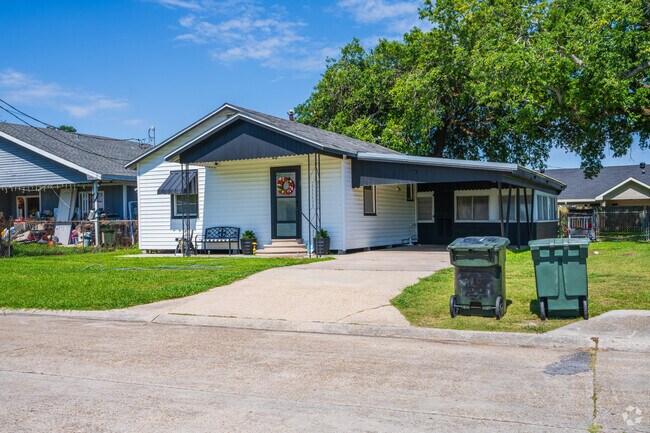 Multi-colored homes that are single storied are common throughout the Acadian neighborhood.