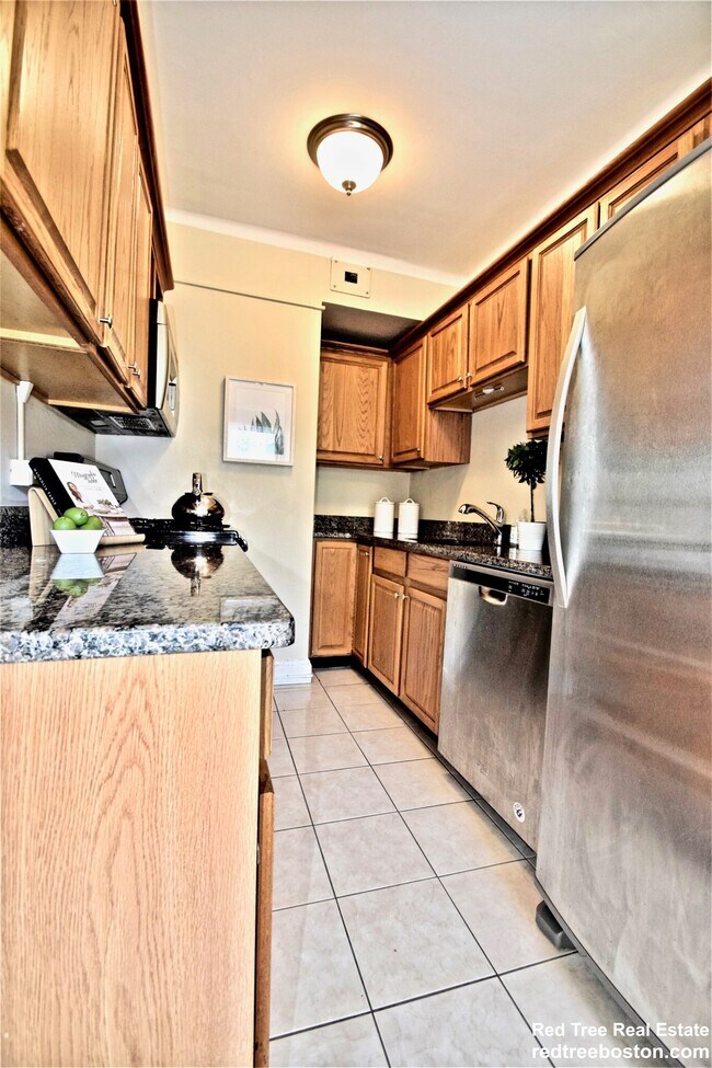 Warwick Condos unit 342, Brookline, MA 02446 - photo 5