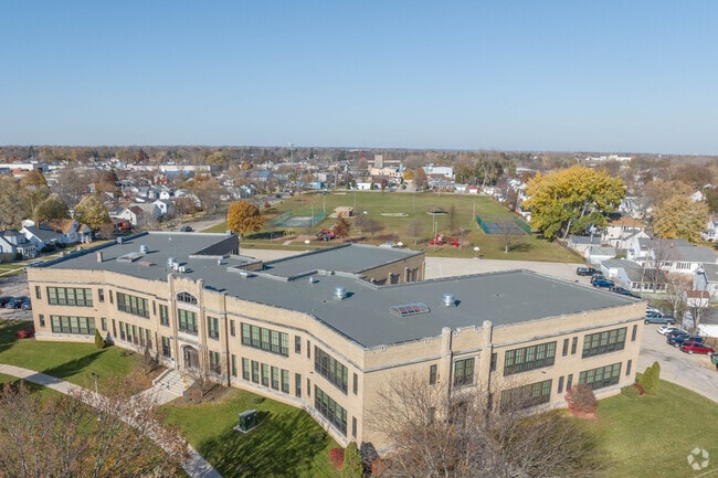 Roosevelt Elementary School has three sections that fan out.
