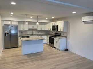 24 Saint Anthonys Ln Unit B, Gloucester, MA 01930