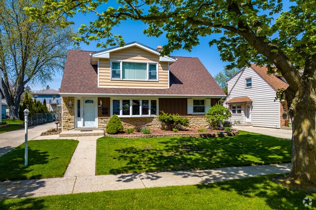 Well-kept front yards are common in Rolling Green.