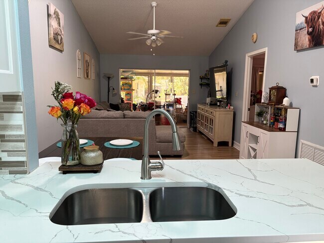 746 N Jefferson Ave unit 746, Sarasota, FL 34237 - photo 6