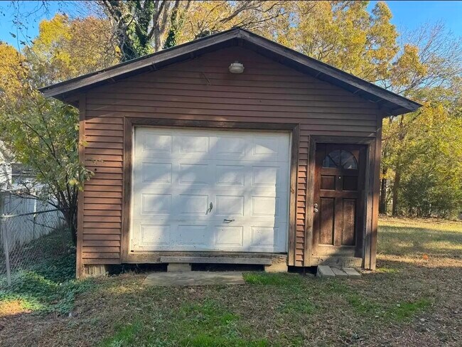 305 Smith St, Burlington, NC 27217 - photo 7