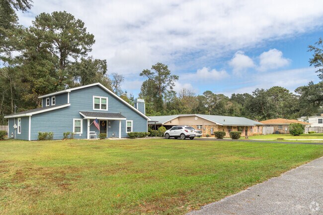 Discover the charm of Venetia, a cozy neighborhood nestled near Mobile Bay.