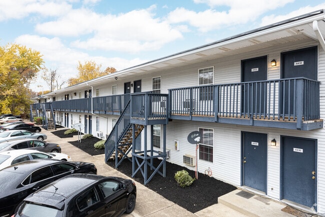 SPRING VALLEY FLATS, Evansville, IN 47715 - photo 3