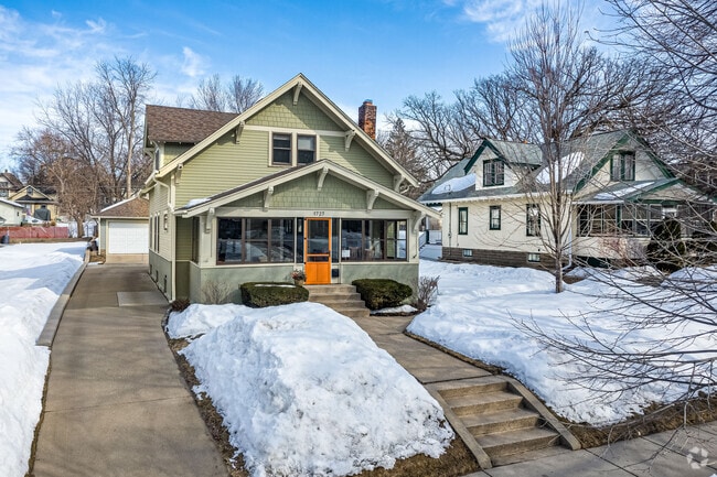 There a multiples styles of homes in the Hamline-Midway neighborhood such as bungalow styles.