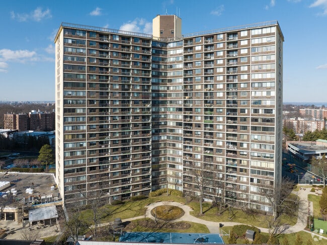 Single-family condominiums are also a residential option in the Bayside neighborhood.