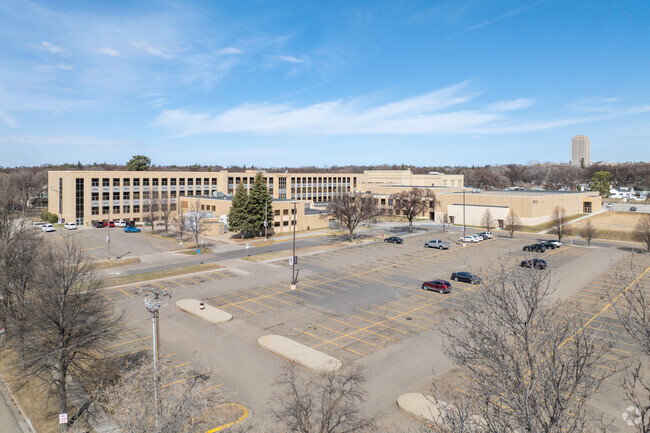 Bismarck High School has an average student to teacher ratio of 17 to 1.