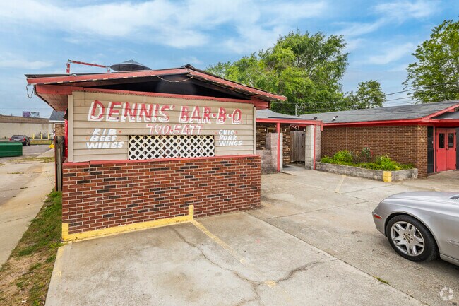 Dennis’ Bar-B-Q serves smoky plates that bring locals and visitors back again and again.