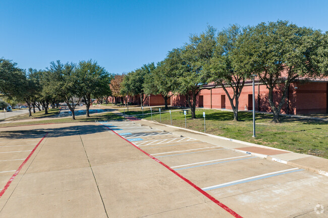 Fossil Hill Middle School's sprawling campus is the heart of Summerfields' learning community.