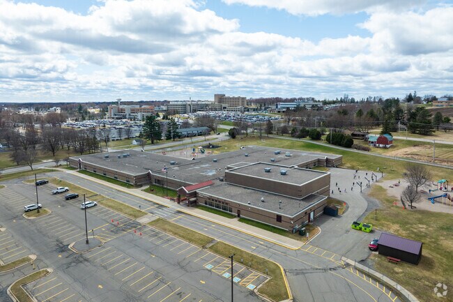 Grant Elementary School is a highly rated public school in Marshfield with a Niche score of A-.