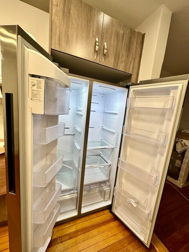 Large Capacity SIDE BY SIDE Refrig / Freezer SAMSUNG