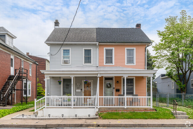 Twin-Colonial homes provide colorful and comfortable environments in Enhaut.