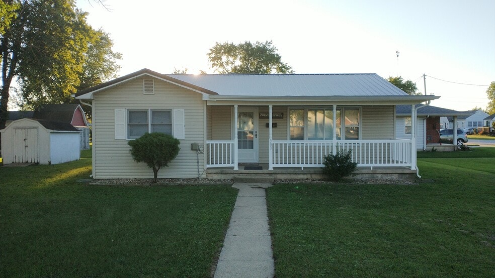 303 W Wernsing Ave, Effingham, IL 62401 - photo 1