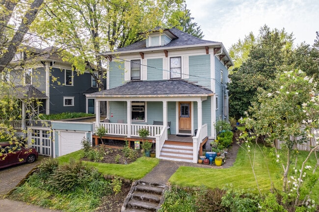Four-Square-style home based in Richmond, Oregon