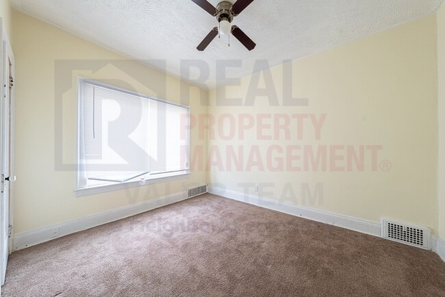 3633 E 153rd St unit Upper Unit, Cleveland, OH 44120 - photo 6