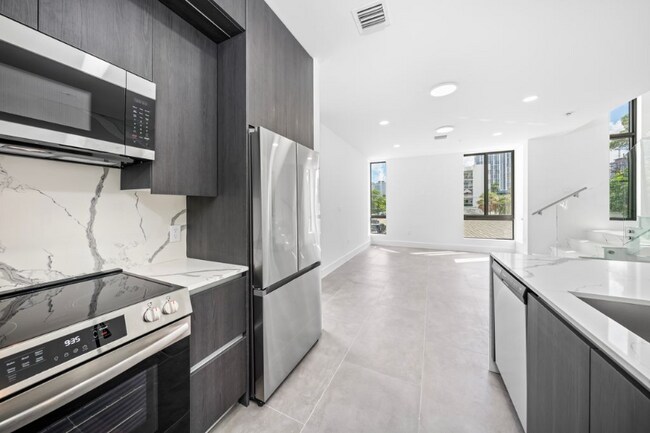 526 SW 2nd St unit 1, Miami, FL 33130 - photo 3