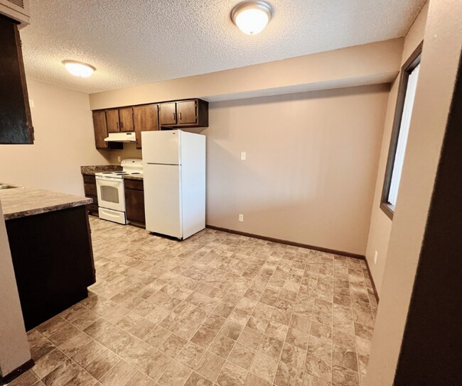 1800 Knox St unit 1830 Knox St. Apt 2, Lincoln, NE 68521 - photo 3