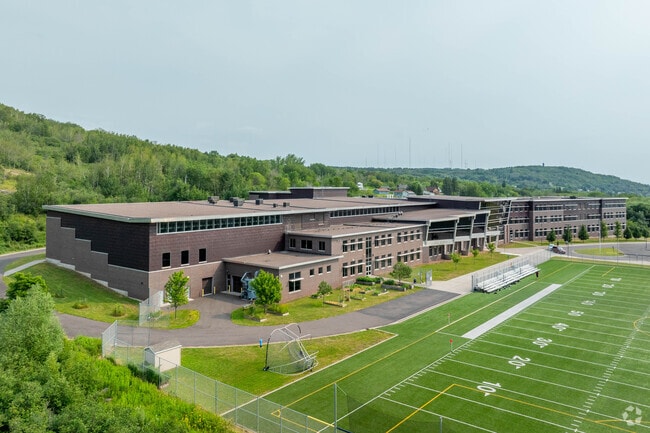 Lincoln Park Middle School enrolls 54% economically disadvantaged students.