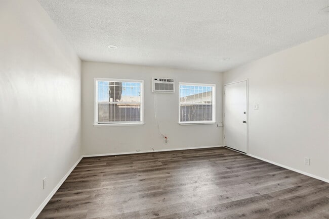 1112 W 92nd St, Los Angeles, CA 90044 - photo 3