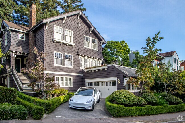 Well-maintained and upscale multi-storey homes are not a rare sight in Central Piedmont.