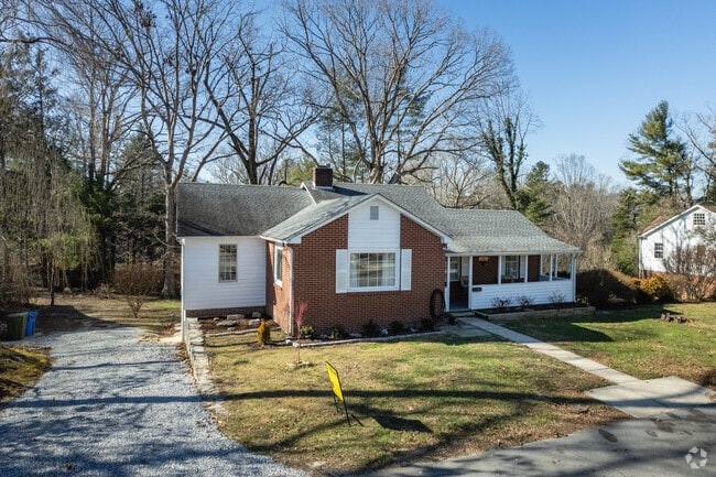 Ranch homes can be seen on the outskirts of Hendersonville County.