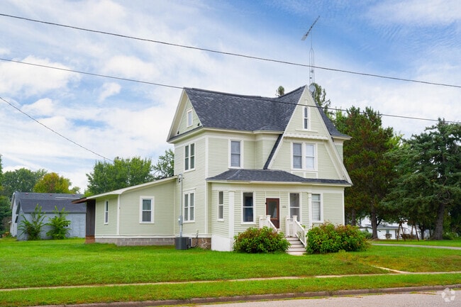 Victorian homes reflect early 1900s architecture in Mondovi’s historic area.