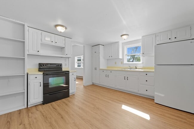 101 Walworth St unit 101 Walworth Street, Saratoga Springs, NY 12866 - photo 2