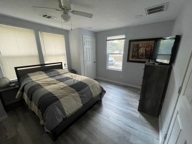 208 E Magnolia St unit Suite A, Friendswood, TX 77546 - photo 5