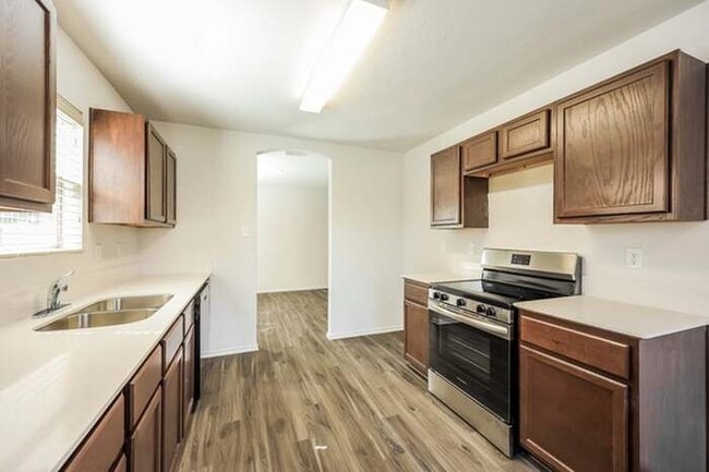 8918 Ashley Wilkes, San Antonio, TX 78221 - photo 3