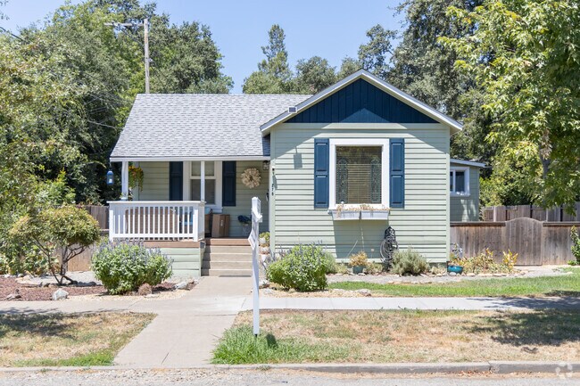 You'll find a few turn of the century remodels in Chico Vecino.