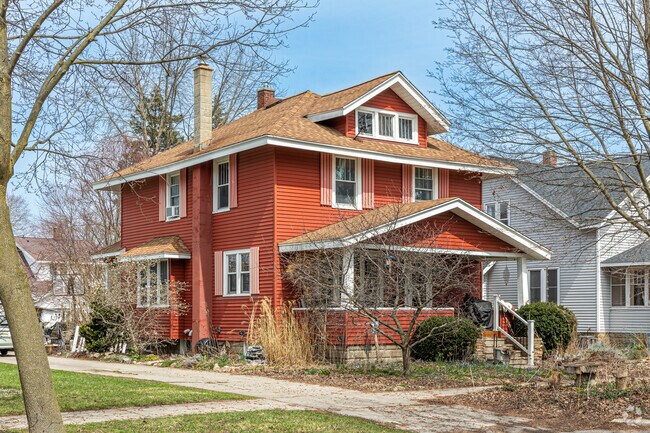 American Foursquare homes are plentiful in the Rosa Parks Green neighborhood.