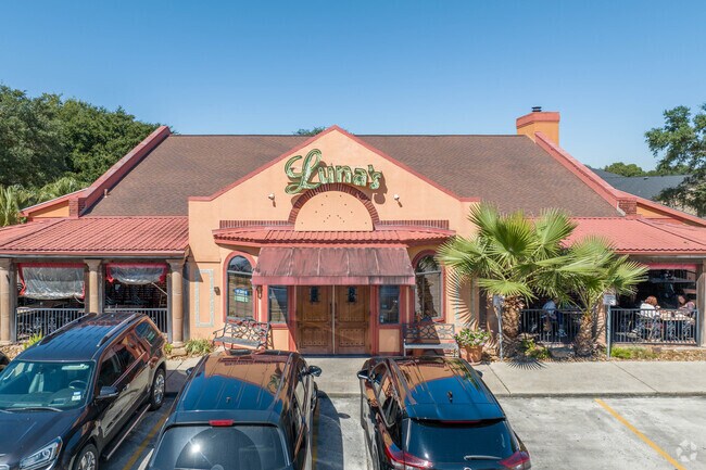 Luna's Mexican is a vibrant mexican eatery in Friendswood, specializing in fajitas.