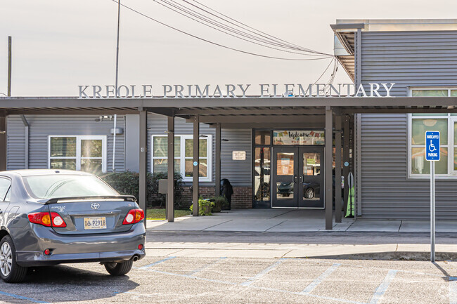 Kreole Primary Elementary School‘s mission is to educate and empower students.