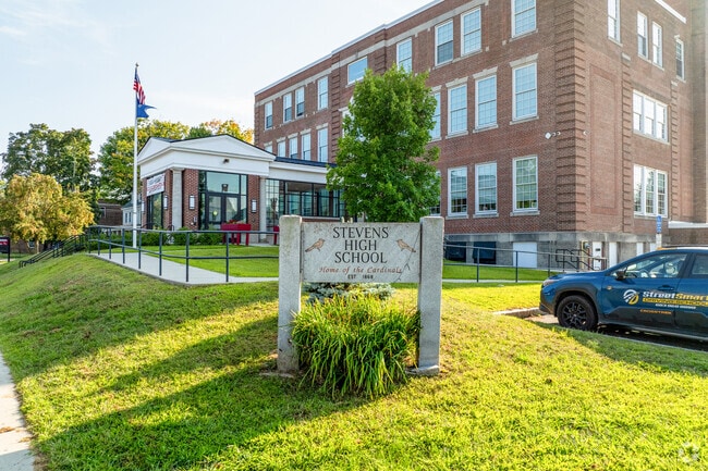 Stevens High School is the only public high school in Claremont and serves grades 9-12.