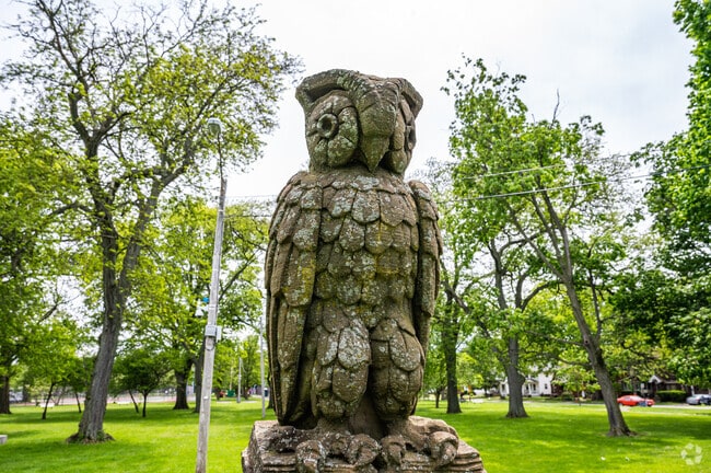Stroll around and discover unexpected landmarks such as the owl statues in Jefferson Park.