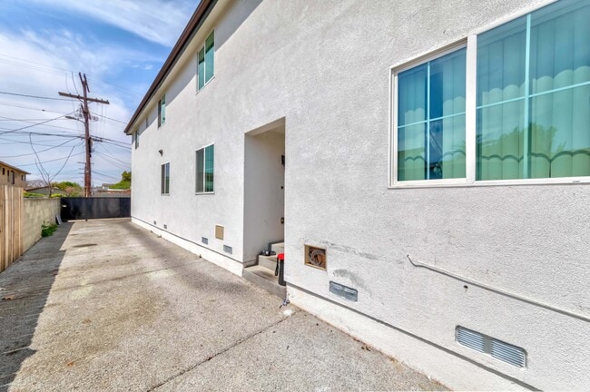 8711 Mckinley Place, Los Angeles, CA 90002 - photo 4