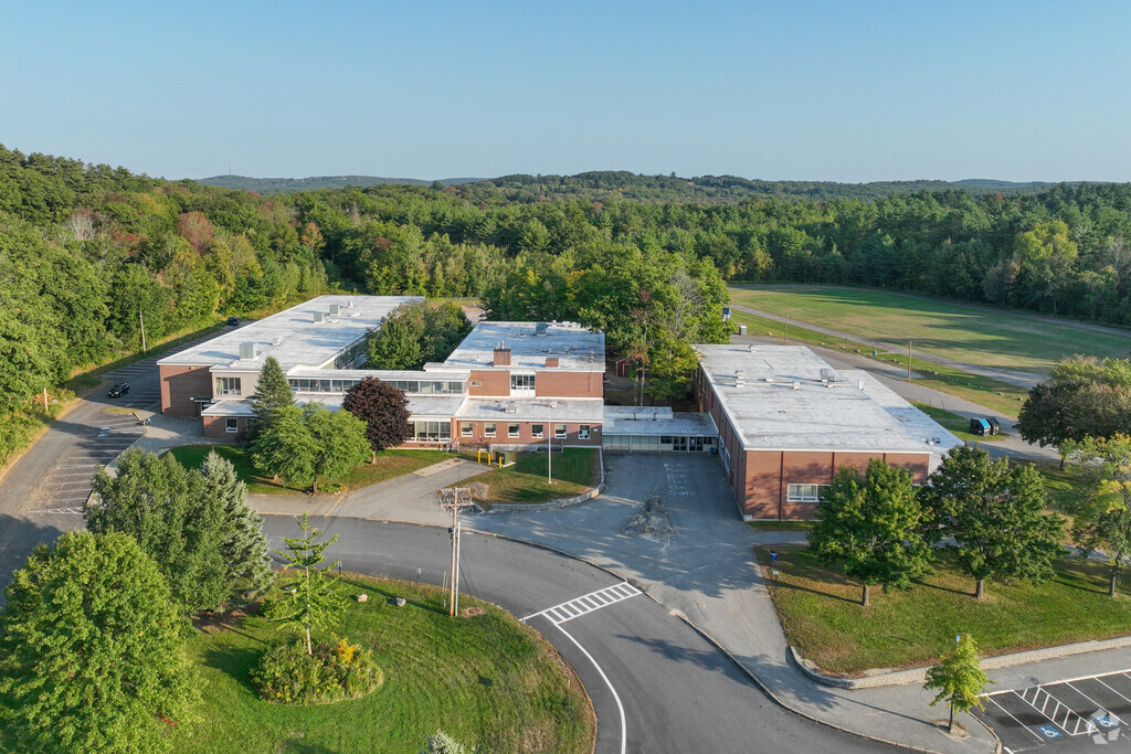 Montello Elementary School serves Lewiston Maine.