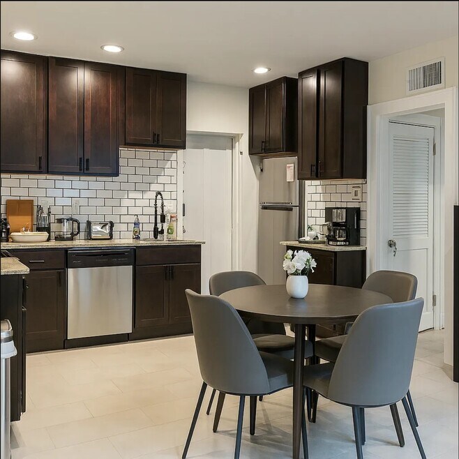 7012 Forsyth Blvd unit 2W, Saint Louis, MO 63105 - photo 1