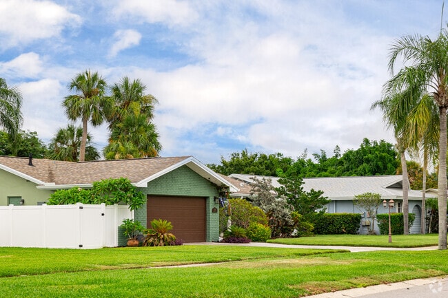 Del Oro Groves consists mainly of single-family ranch homes.