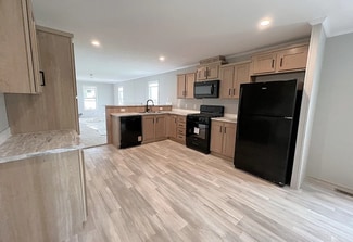 6588 N Hampshire Dr, Holly, MI 48442