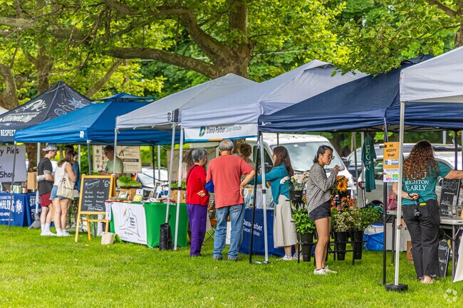 Commonwealth residents have access to the Brighton Farmers Market nearby.