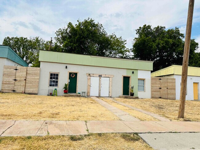 404 NW 3rd St unit north, Lawton, OK 73507 - photo 2