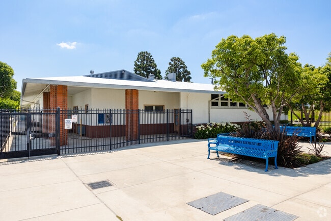 Find an alternative entrance to Jefferson Elementary School in Redondo Beach, CA.