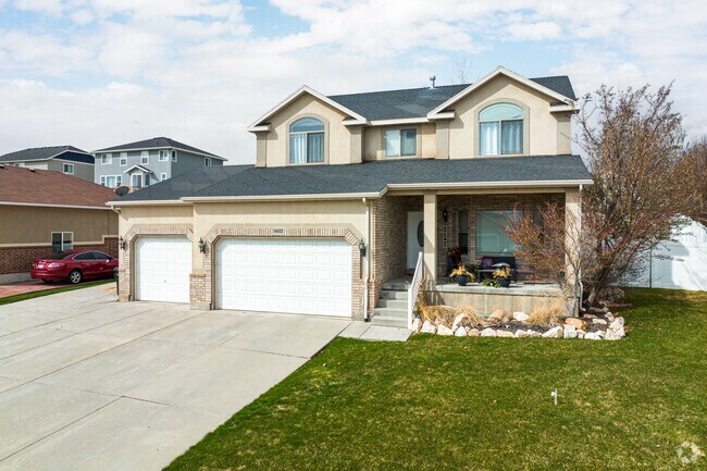 Family Homes with Tan Stucco in Copper Hills