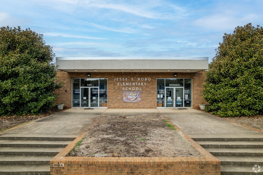 Entrance to Jesse S. Bobo Elementary School
