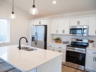 6725 Meadow View S, Fargo, ND 58104