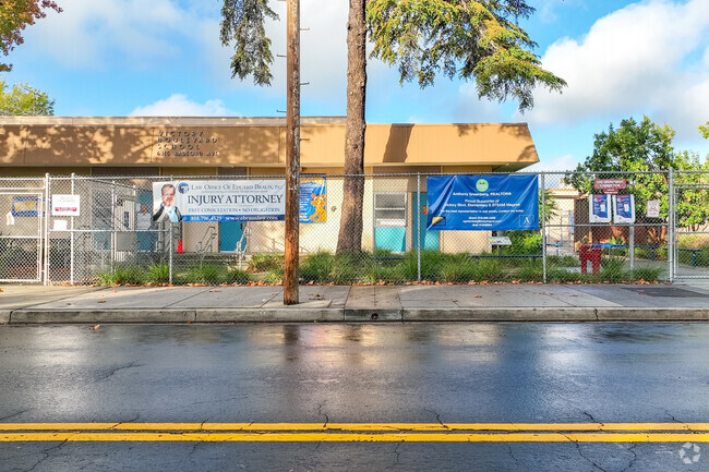 Victory Boulevard Elementary School has a large and modern campus.